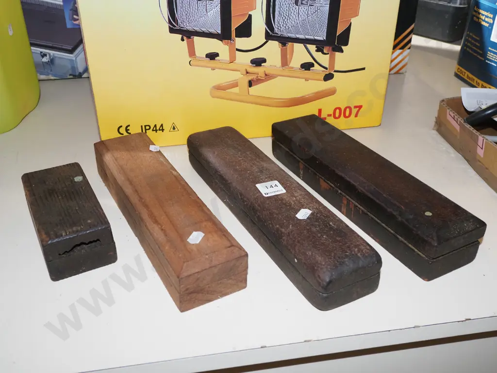 4x sharpening stones in wooden boxes Image 1++