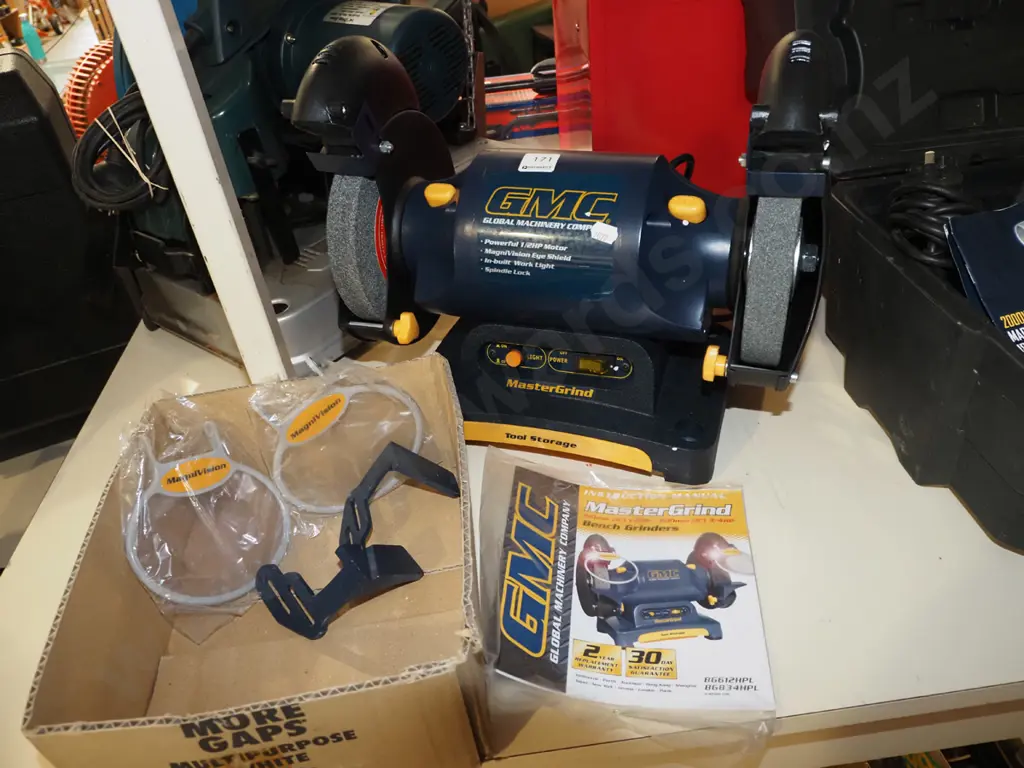 GMC bench top grinder with box of accessories Image 1++