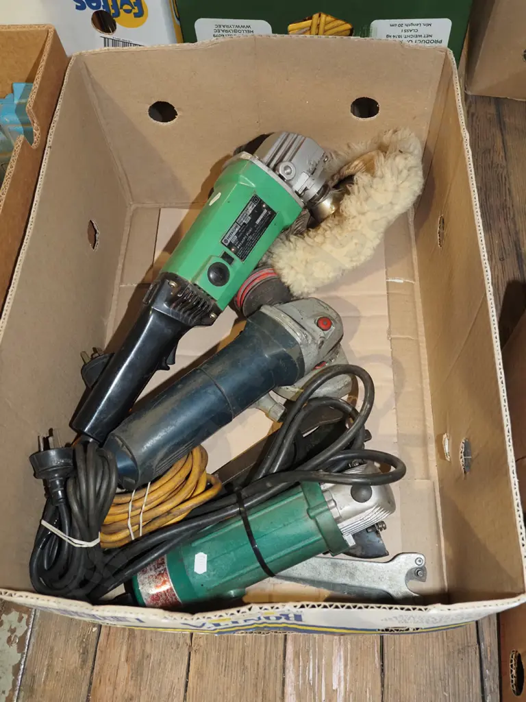 box; 3x angle grinders Image 1++