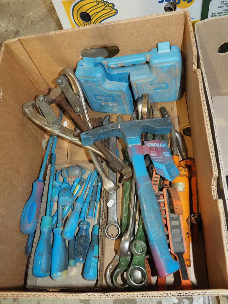 box; screwdrivers, spanners, Scutch hammer Image 1++