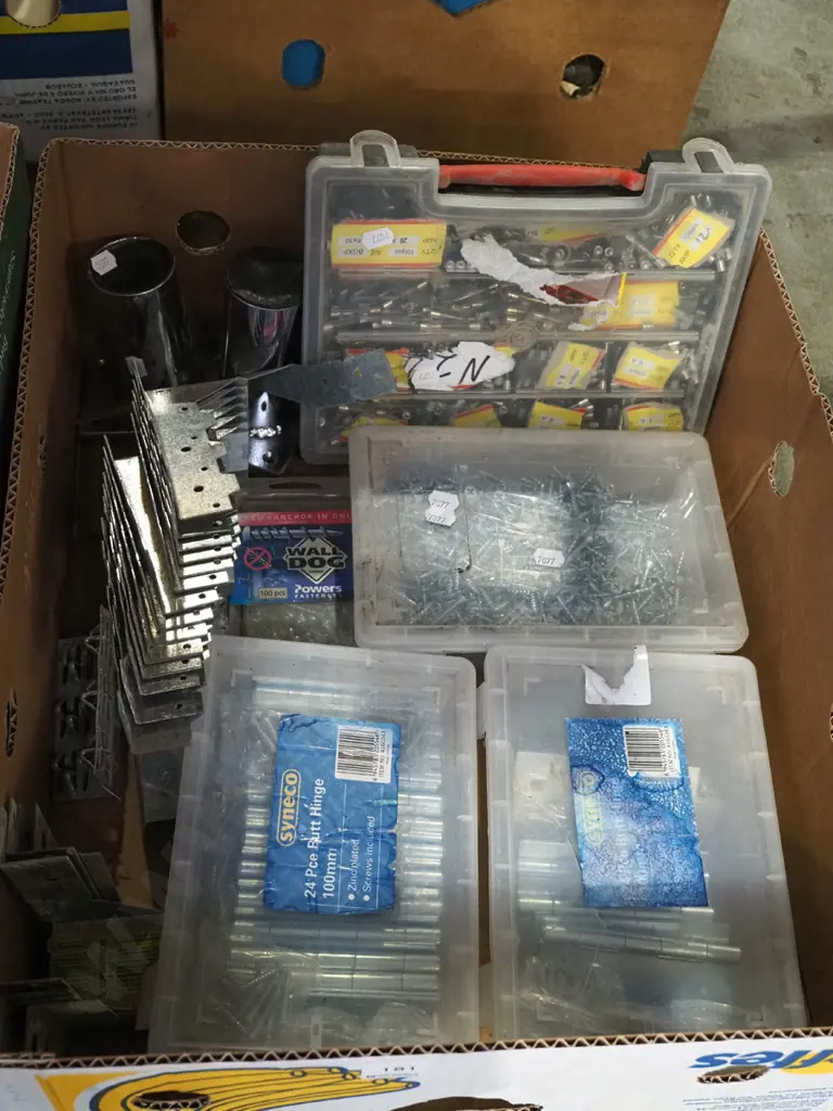 box; fuses, joist hangers, screws etc Image 1++
