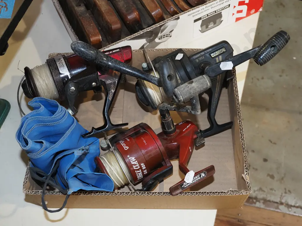 box; 3x fishing reels Image 1++