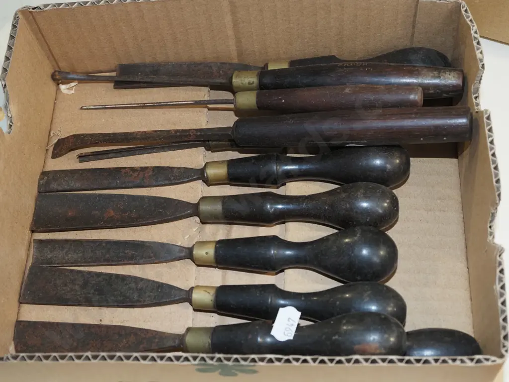 box; carving chisels Image 1++