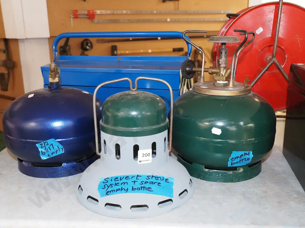 Sievert camp stove with 2 empty gas bottles Image 1++