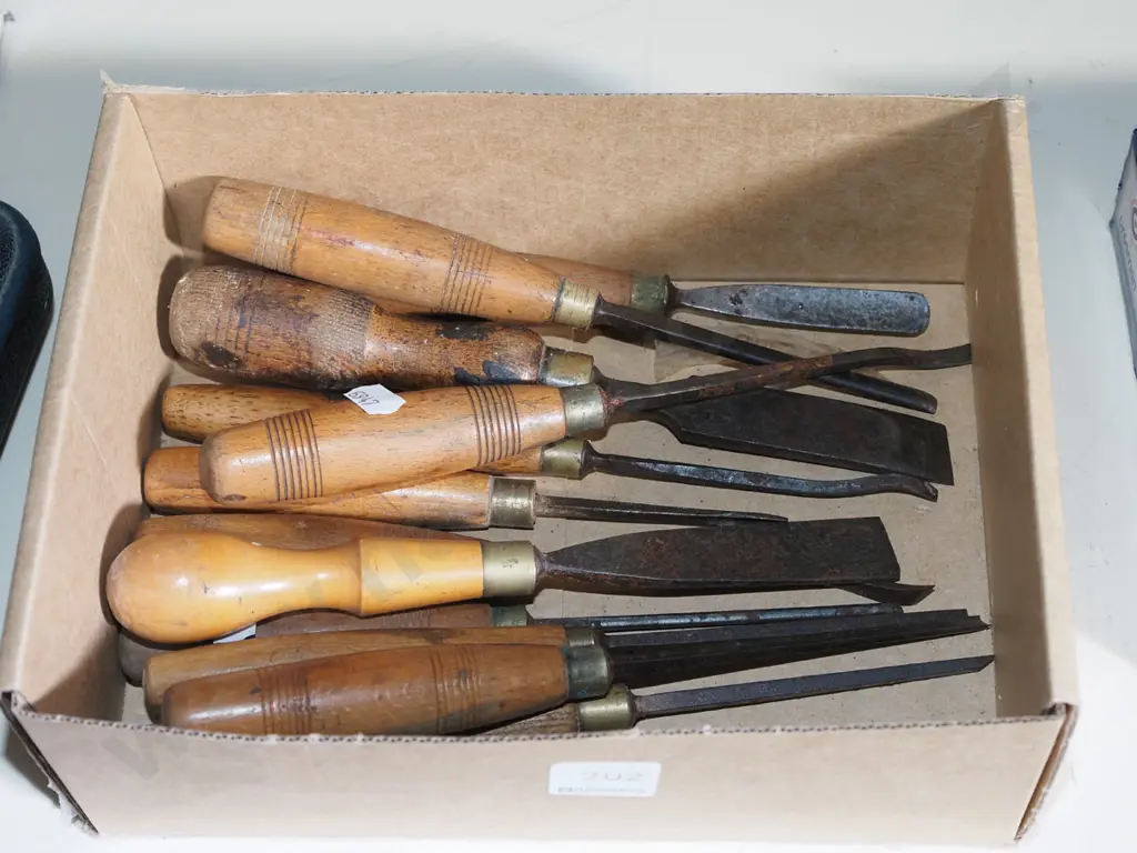 box; carver's chisels Image 1++
