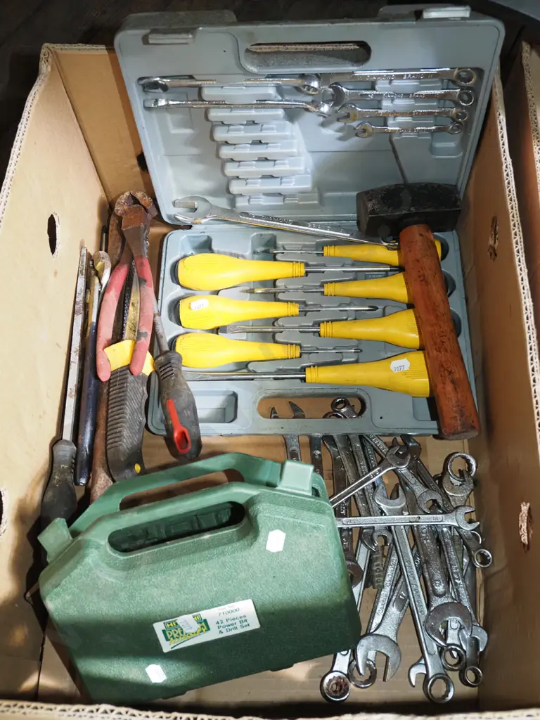 box; open end ring spanners, pliers, screwdrivers etc Image 1++