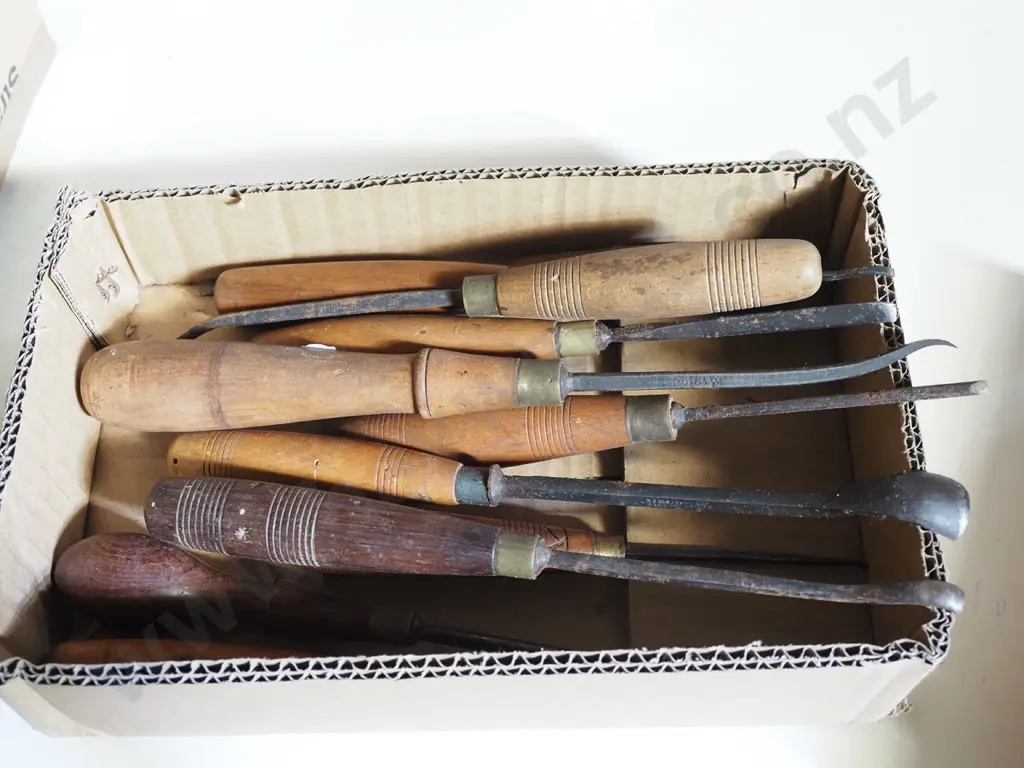 box; carver's chisels Image 1++