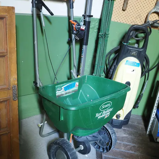 Scotts Turf Builder Broadcast Spreader