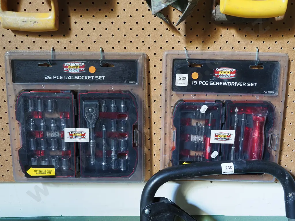 26 piece socket set, 19 piece screwdriver set - orange dots Image 1++