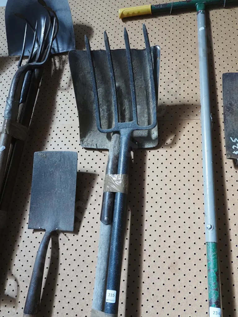 wide mouth shovel, garden fork Image 1++