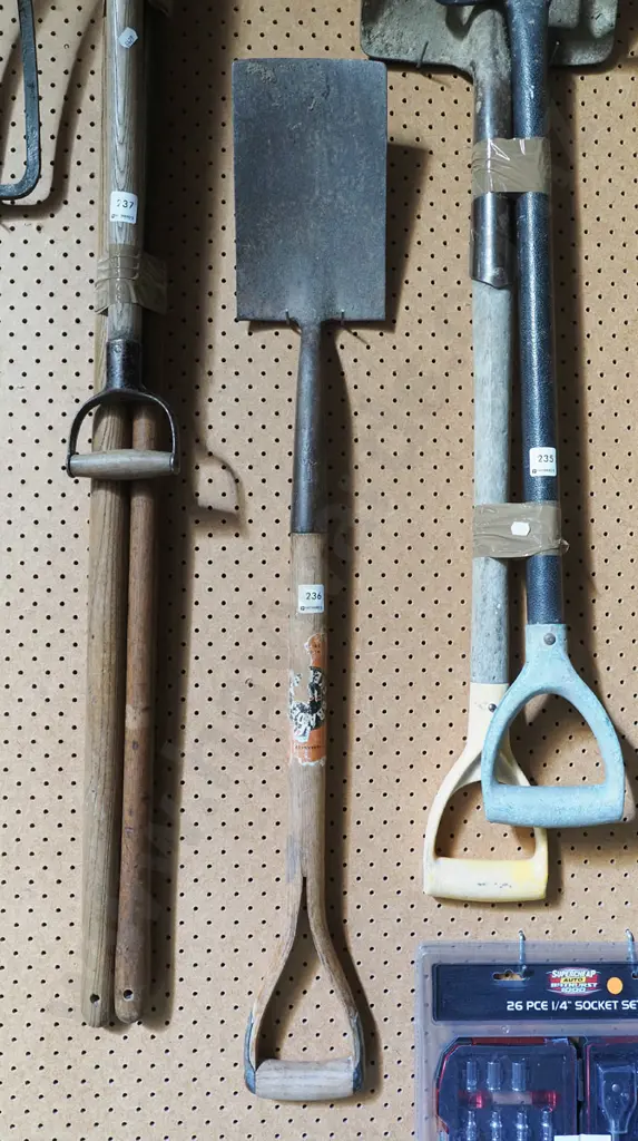 wooden handled garden spade Image 1++