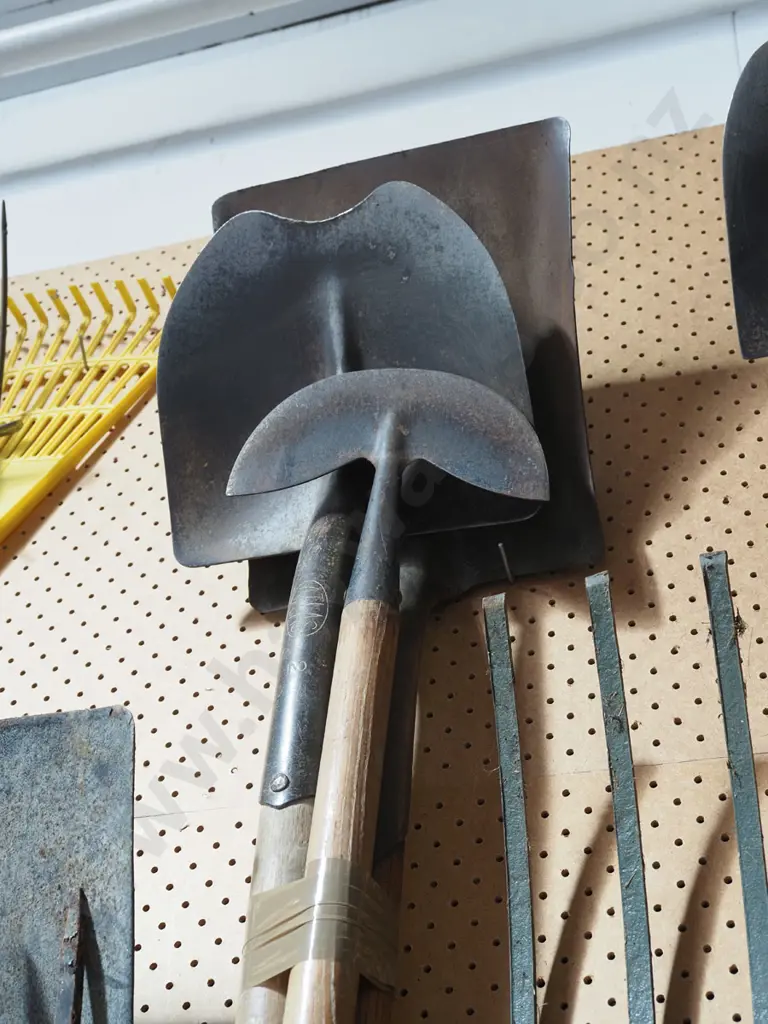 wide mouth shovel, lawn edger, shovel Image 1++
