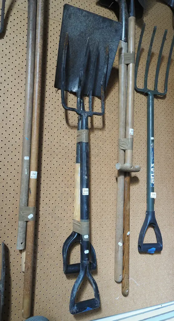 short handled shovel, fork Image 1++