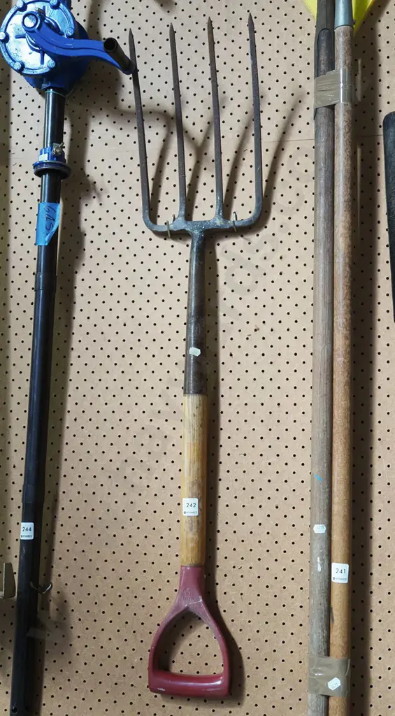 wooden handled garden fork Image 1++