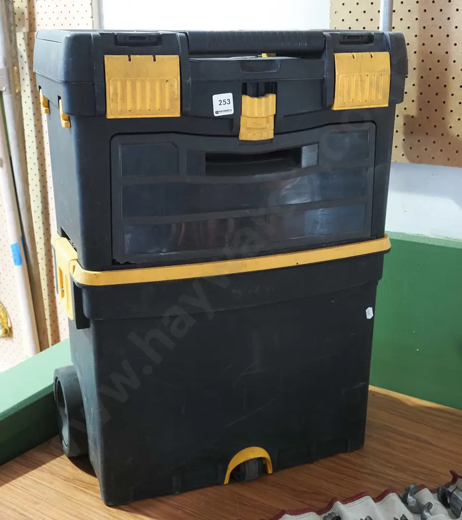 Mastercraft 2 piece tool box on casters H620 Image 1++
