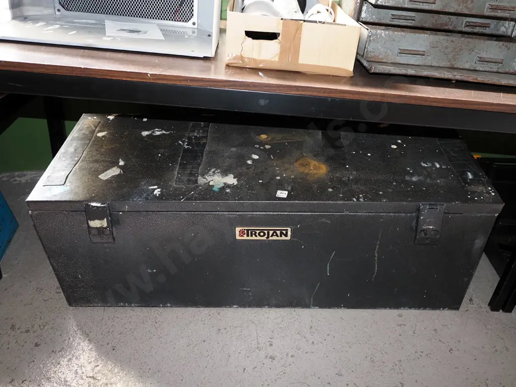large Trojan metal tool box H400 W1130 D430 Image 1++