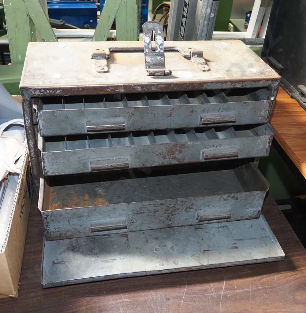 metal tool box Image 1++