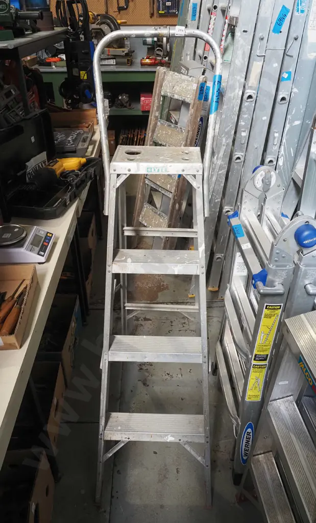 Lyte 3 step painter's ladder Image 1++