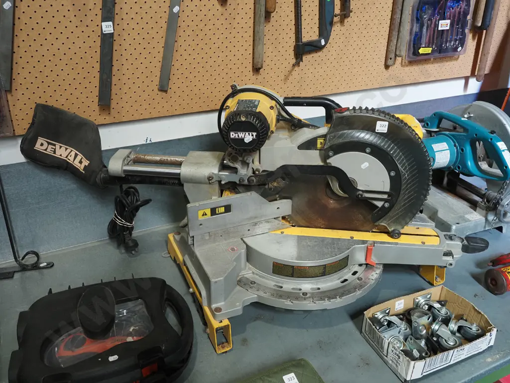 Dewalt compound sliding mitre saw Image 1++