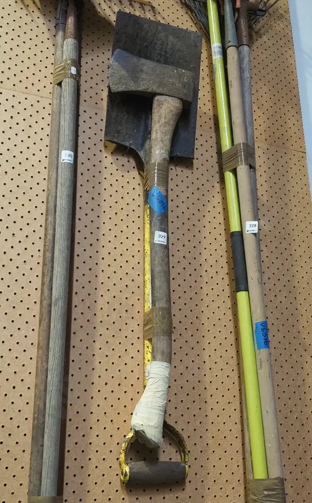 spade, axe Image 1++