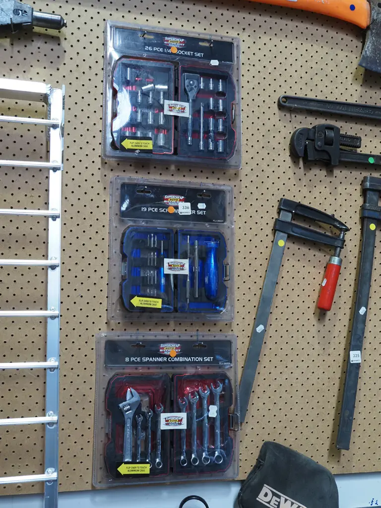 26 piece socket set, 19 piece screw driver, 8 piece spanner set - orange dots Image 1++