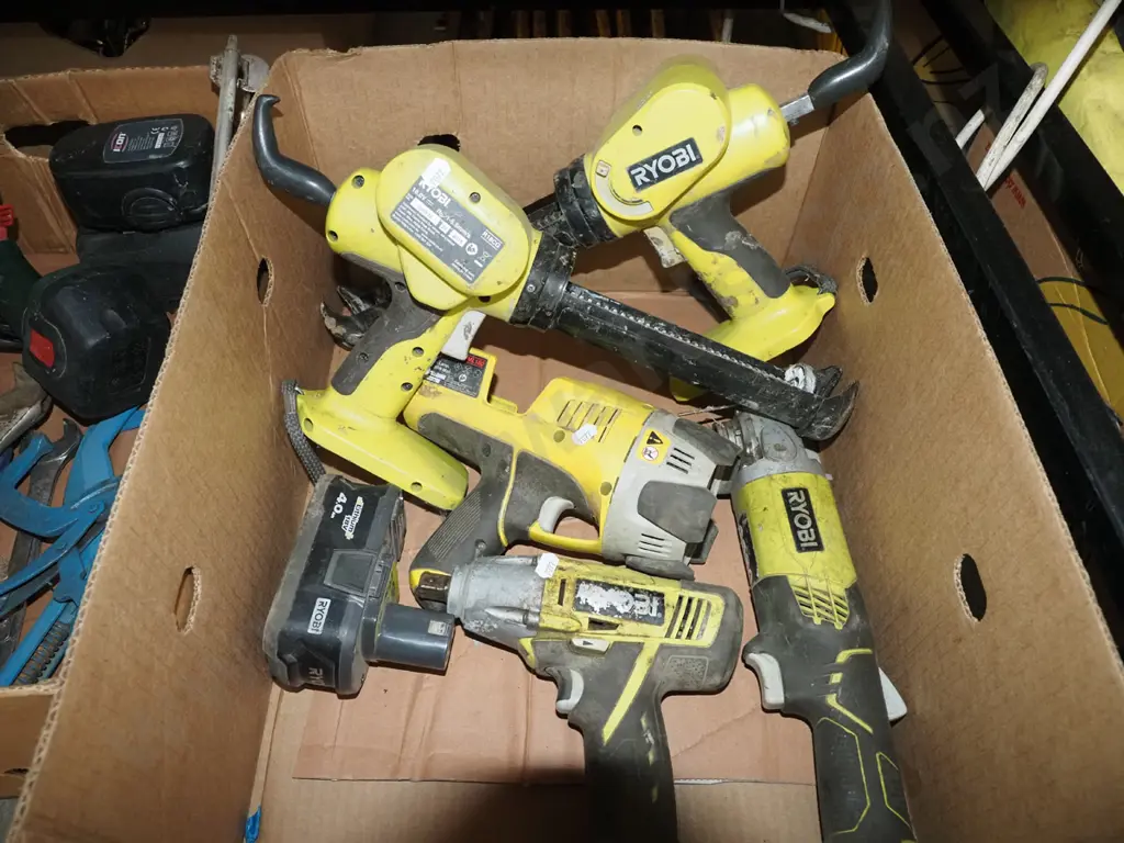box; Ryobi tools - rattle gun, multi tool, torch, 2x caulking guns, 1 battery - no charger Image 1++