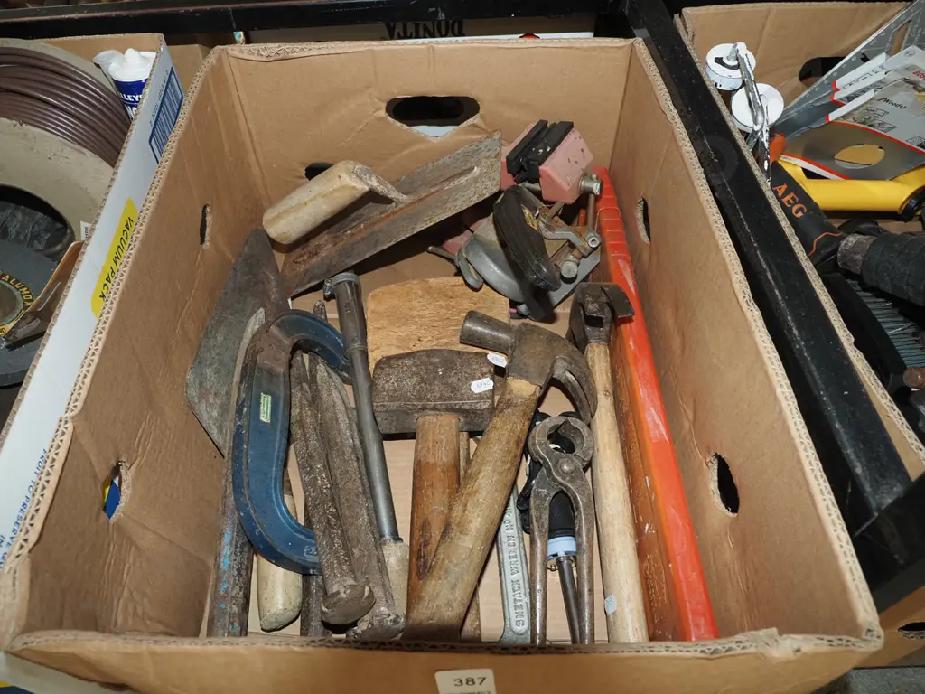 box; hammers, G clamp, plasterer's float etc Image 1++
