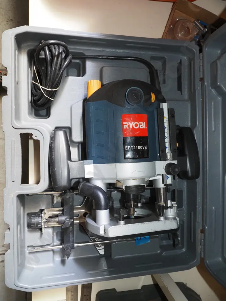 case Ryobi ERT 21 OOVK plunge router with small box of bits and accessories Image 1++