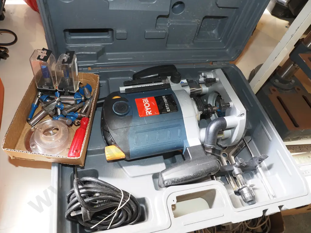 case Ryobi ERT 21 OOVK plunge router with small box of bits and accessories Image 1++