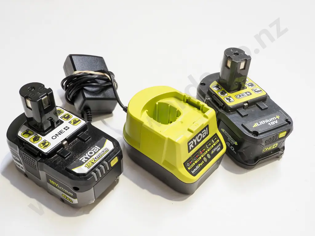 2x Ryobi 18V batteries and charger Image 1++