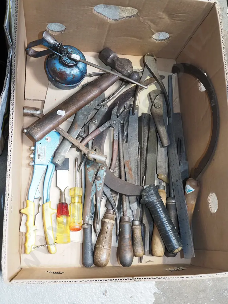 box; files, hammer, oiler etc Image 1++