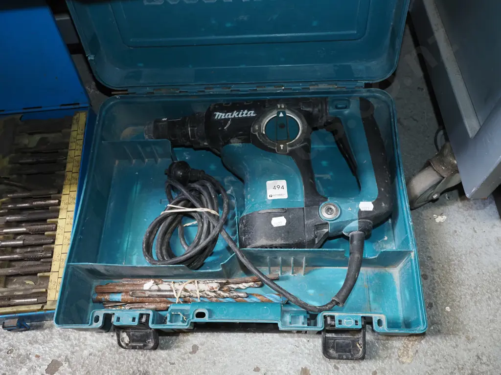 Makita rotary hammer drill in case - missing handle Image 1++