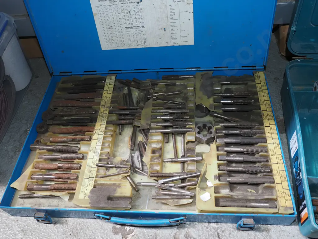metal cased tap and die set Image 1++