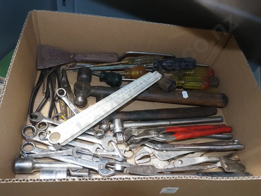 box; crescents, hammers, screwdrivers etc Image 1++