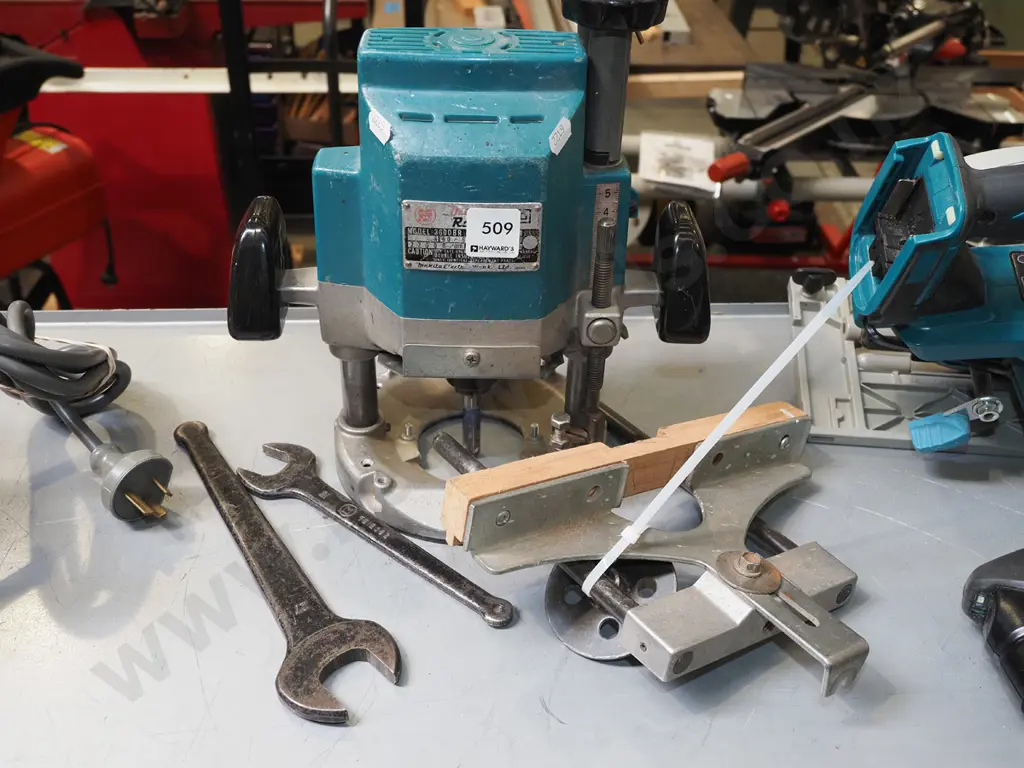 Makita plunge router and accessories Image 1++