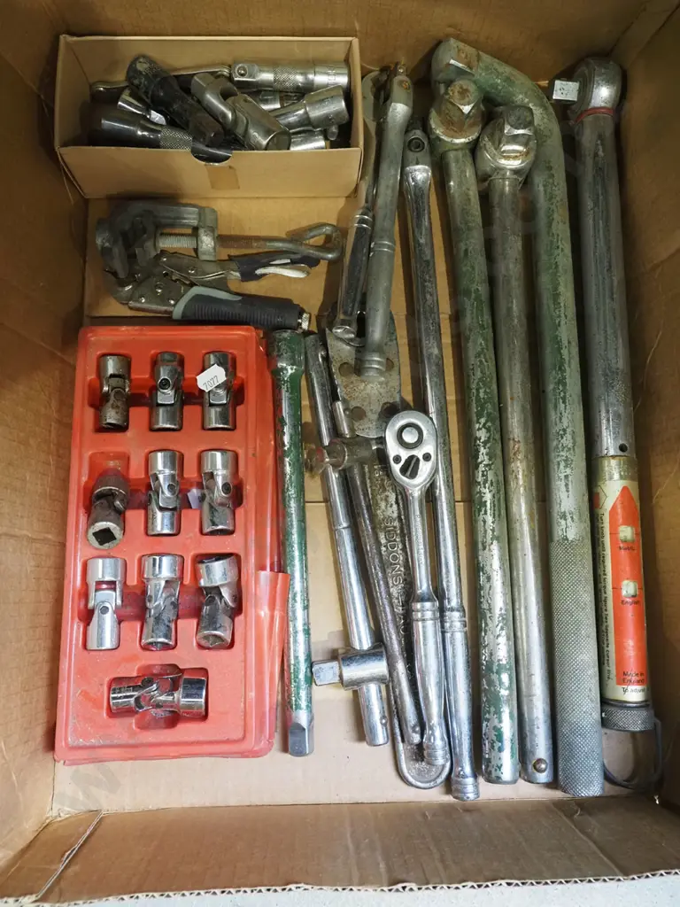 box; torque wrench/wrenches, sockets etc Image 1++
