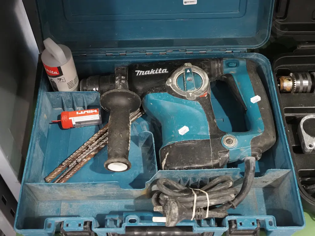 cased Makita impact drill with additional bits Image 1++