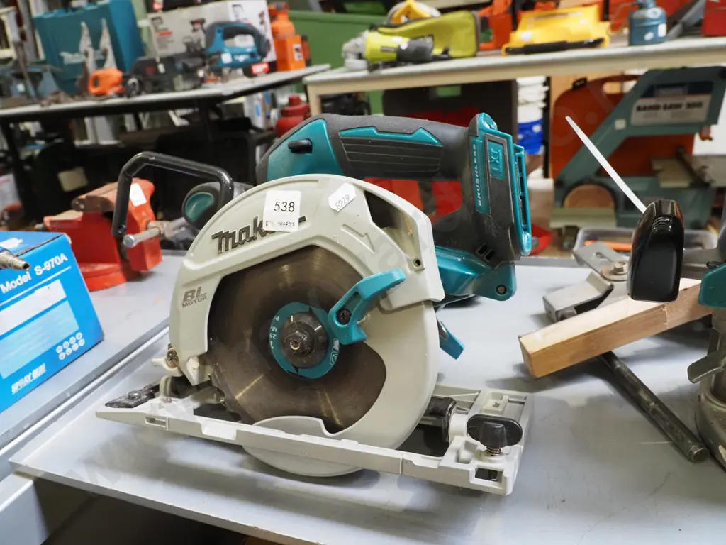 Makita battery powered circular saw Image 1++