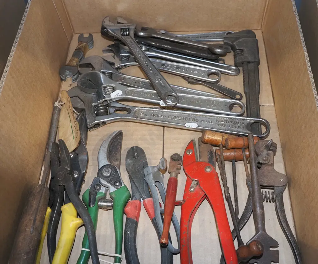 box; tin snips, adjustable crescents, secateurs etc Image 1++