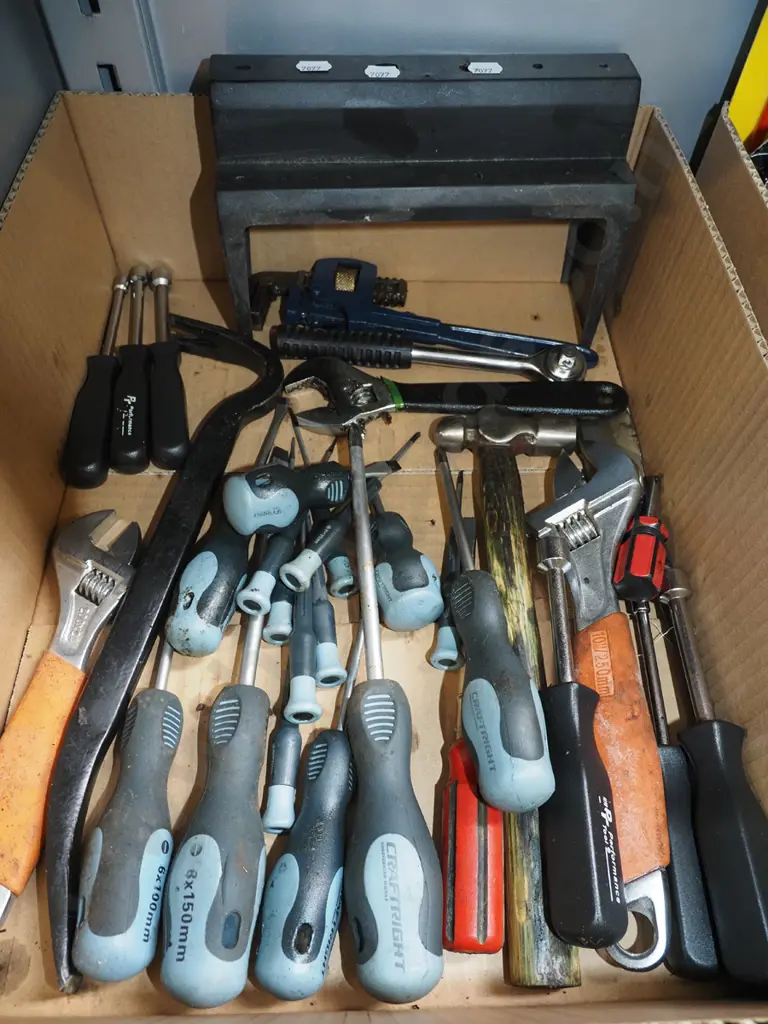 box; screwdrivers, adjustable crescents etc Image 1++