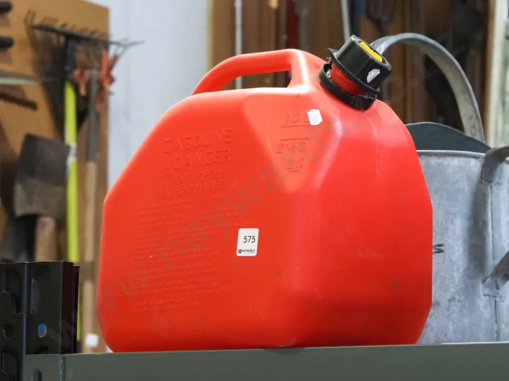 red plastic 10L petrol can Image 1++