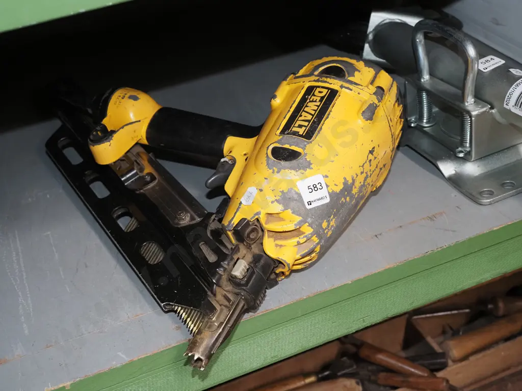 Dewalt air nail gun Image 1++