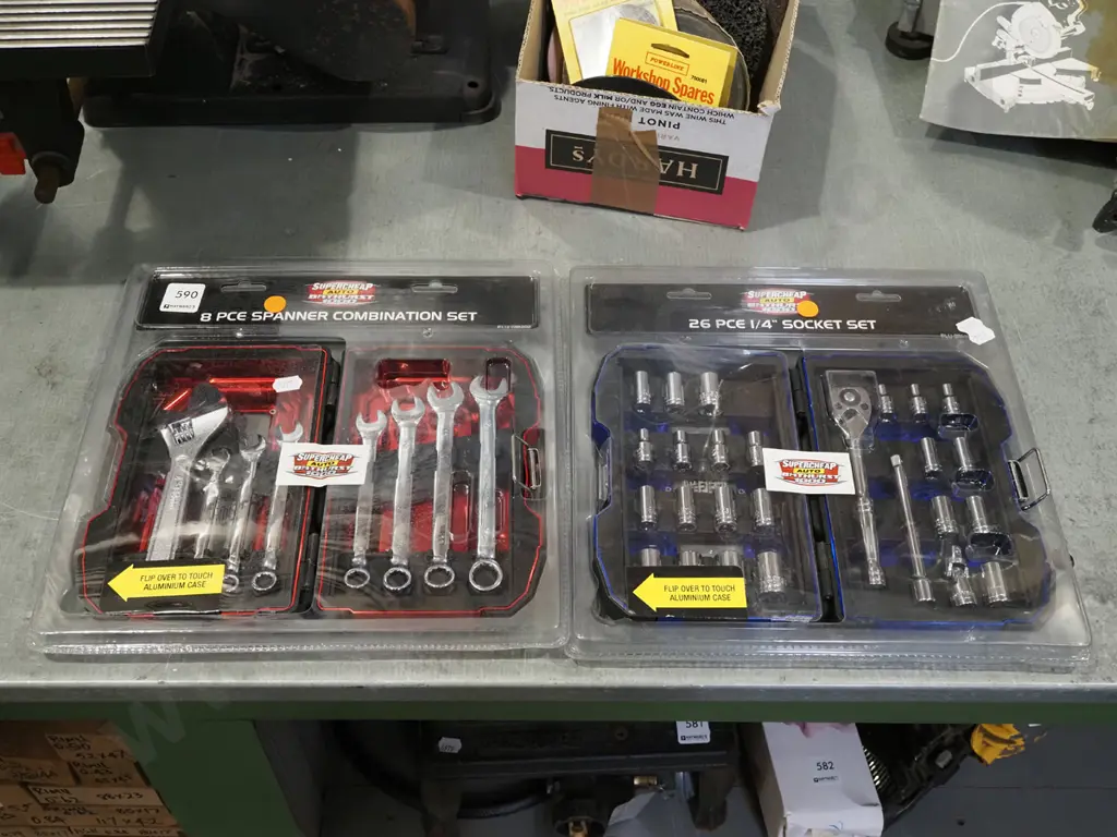 26 piece socket set, 8 piece spanner set Image 1++