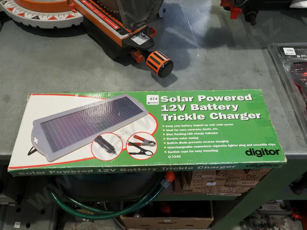 box; 12V solar powered battery trickle charger Image 1++