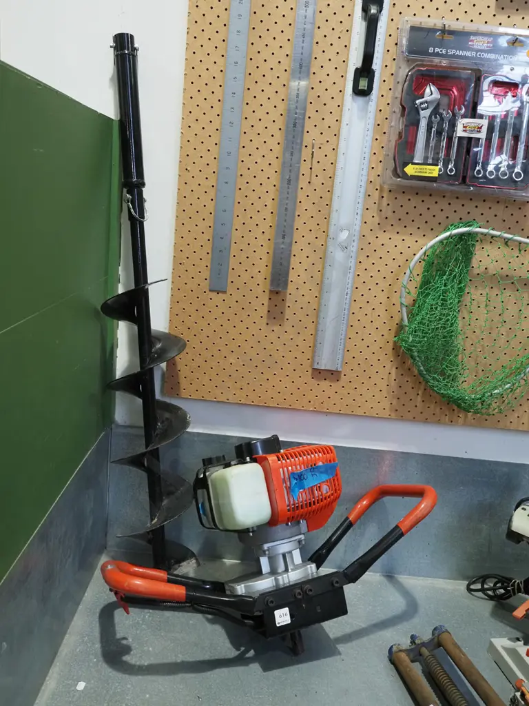 Vandar 2 stroke post hole borer with 150mm auger Image 1++