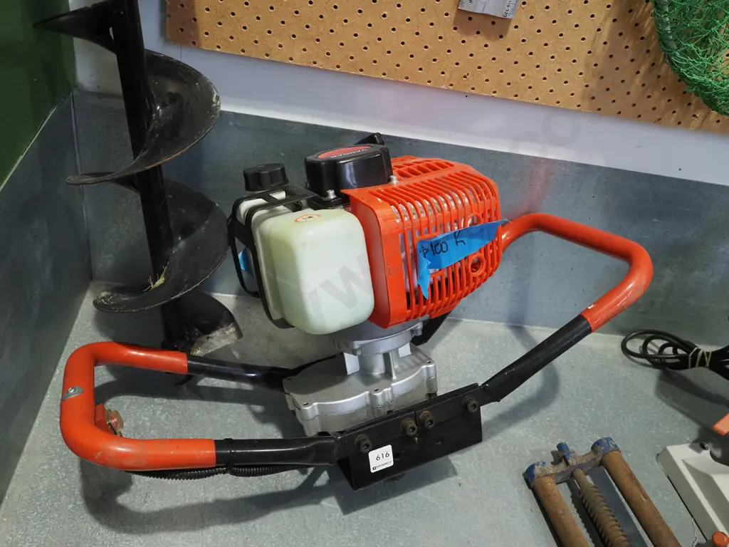 Vandar 2 stroke post hole borer with 150mm auger Image 1++