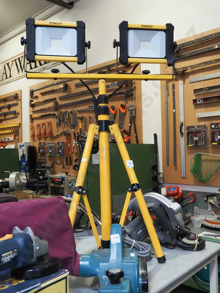 Stanley twin LED lights on tripod Image 1++