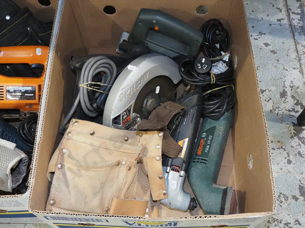 box; builder's belt, multi tool, circular saw Image 1++