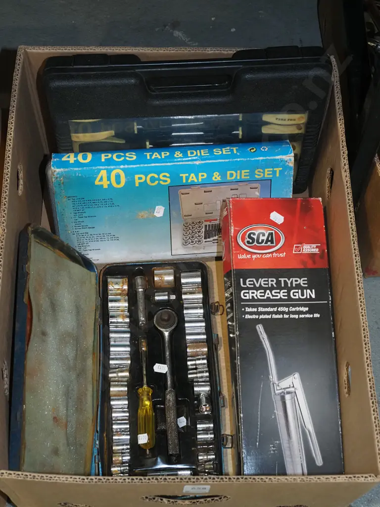 box; grease gun, socket set, tap and die set Image 1++