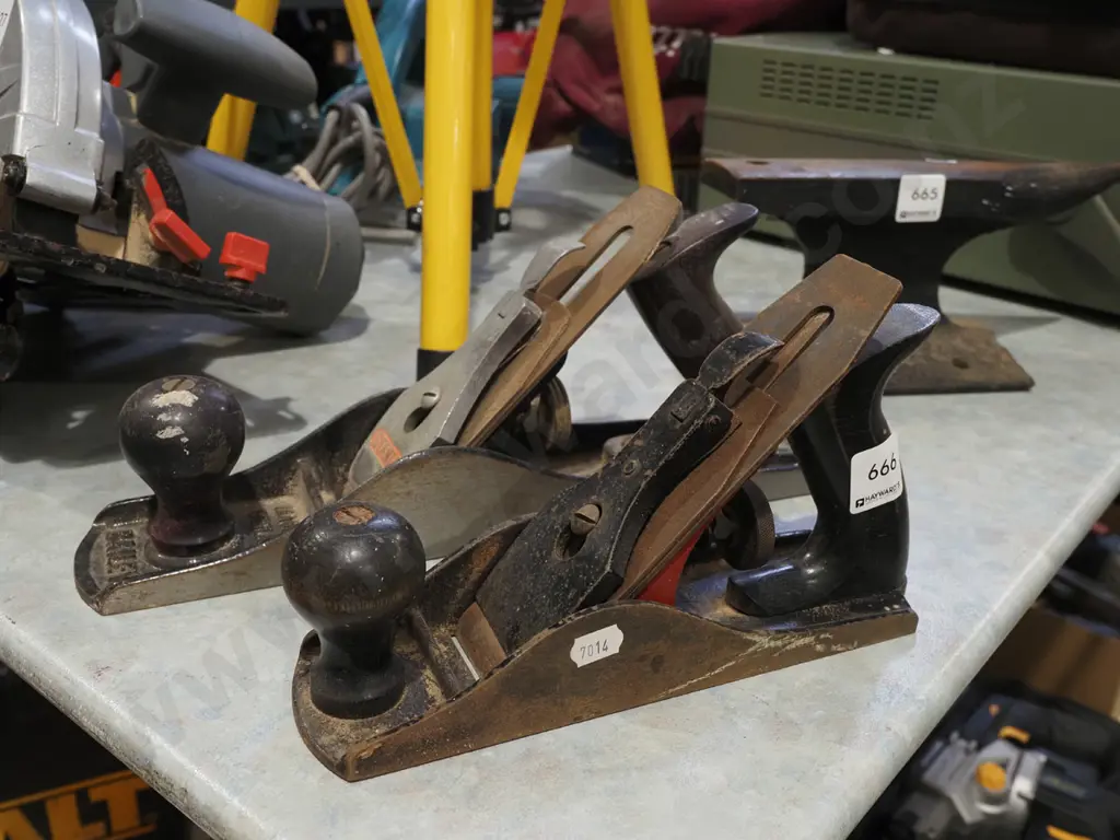 Bailey 5 hand plane, 1 other hand plane Image 1++